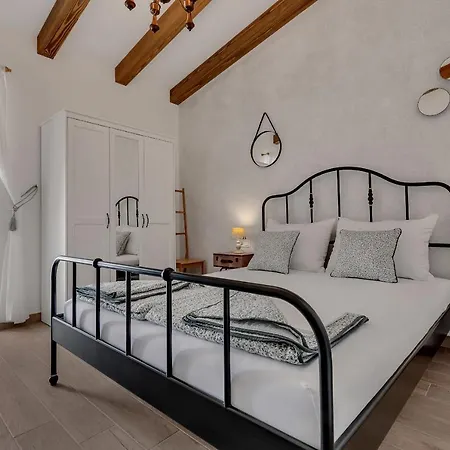 Milan's House With Pool, Mediterranean فيلة