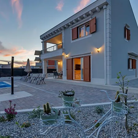 New! Milan's House With Pool, Mediterranean 마카르스카