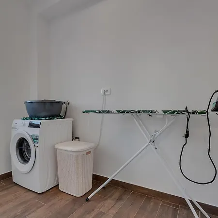 New! Milan's House With Pool, Mediterranean Willa