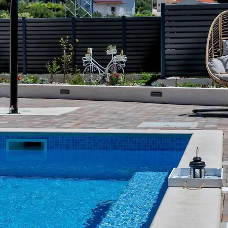 فيلة Milan's House With Pool, Mediterranean