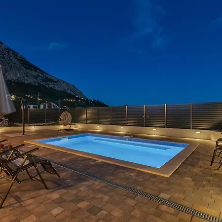 Milan's House With Pool, Mediterranean ماكارسكا
