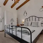 New! Milan's House With Pool, Mediterranean ヴィラ